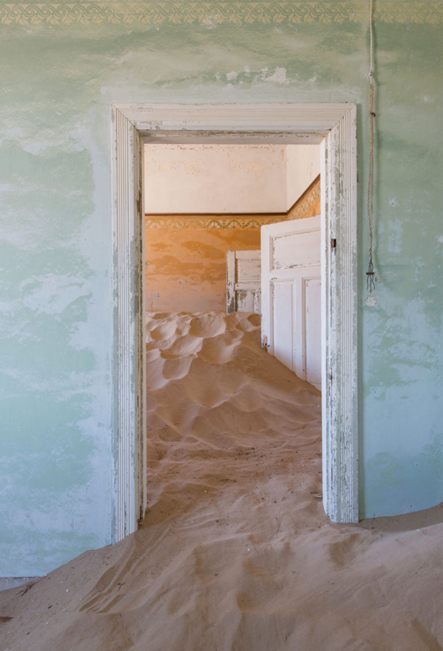 I Photographed An Abandoned Mining Village Sunken In Sand And Lost In The Namibian Desert