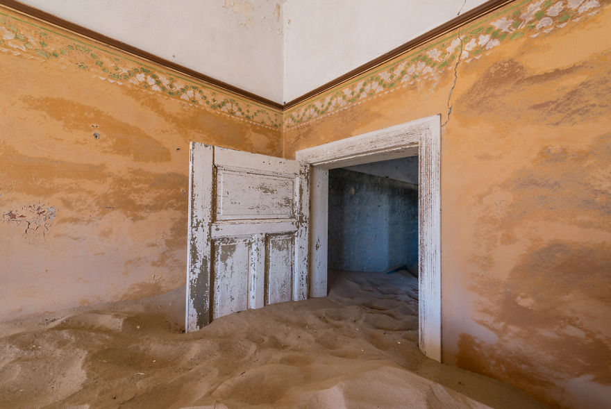 I Photographed An Abandoned Mining Village Sunken In Sand And Lost In The Namibian Desert
