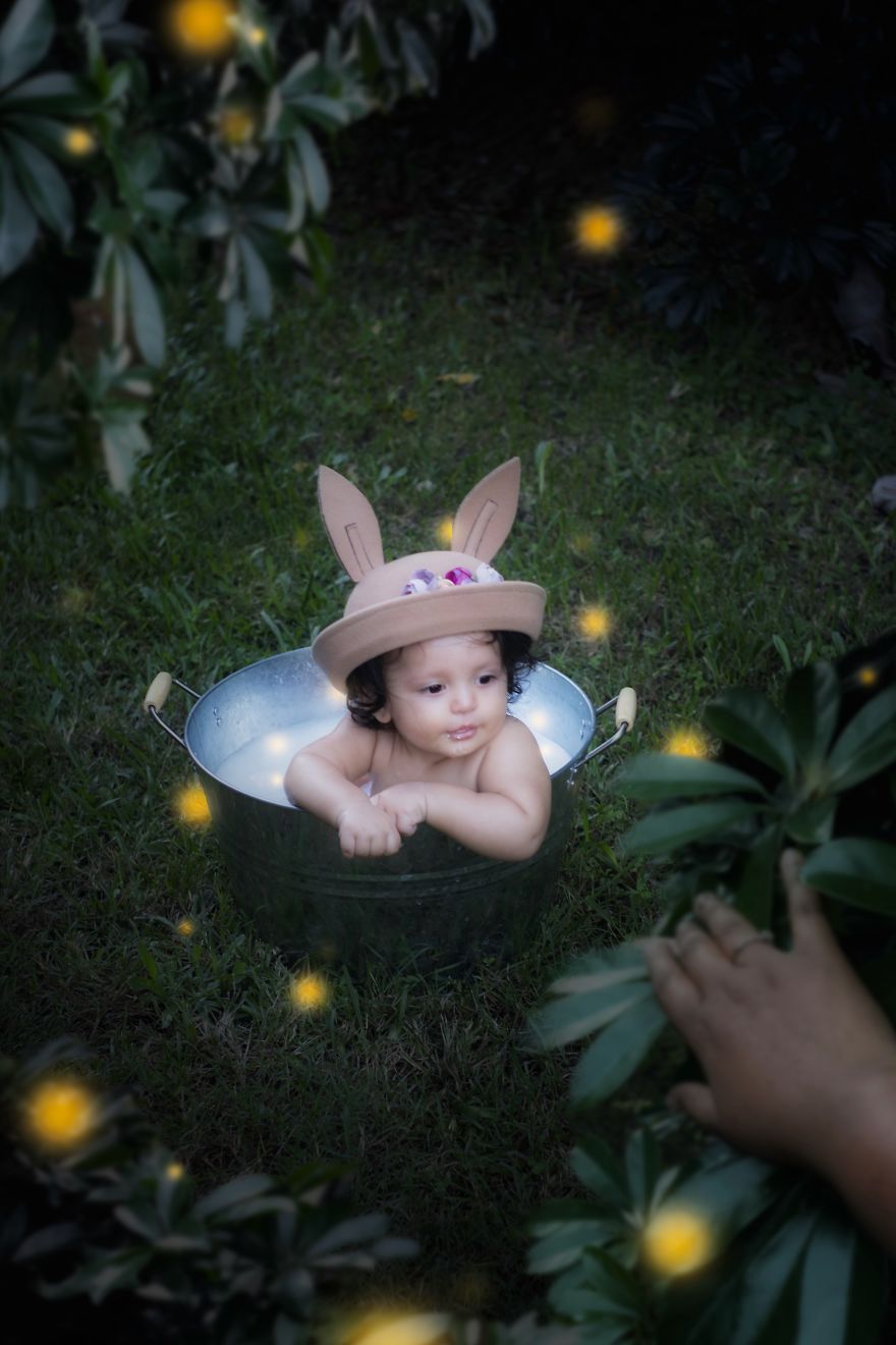 10 Surreal Scenes Of Mother And Daughter Created Without Leaving The House