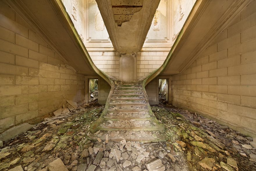 Let’s Take A Look Inside This Beautiful Abandoned Ruins