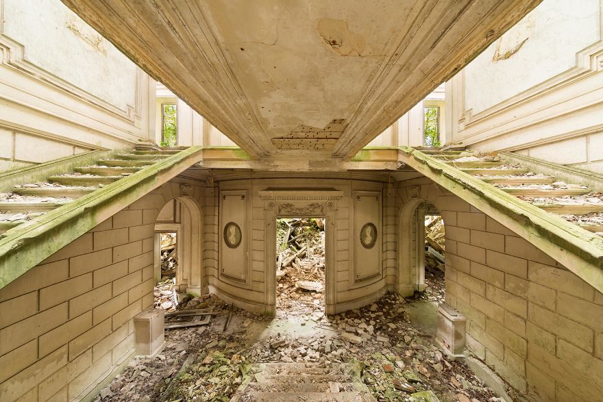 Let’s Take A Look Inside This Beautiful Abandoned Ruins