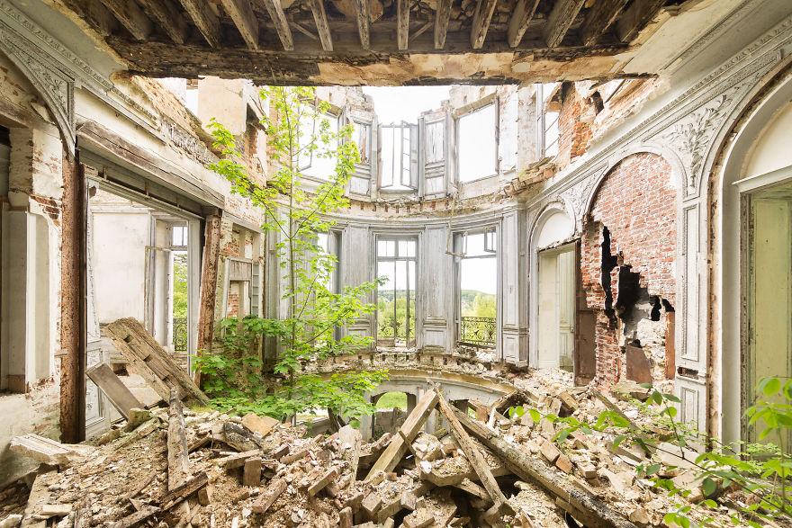 Let’s Take A Look Inside This Beautiful Abandoned Ruins