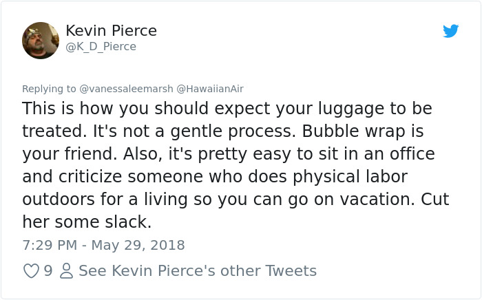 airport-luggage-trowing-hawaiianair-17 airport-luggage-trowing-hawaiianair-17