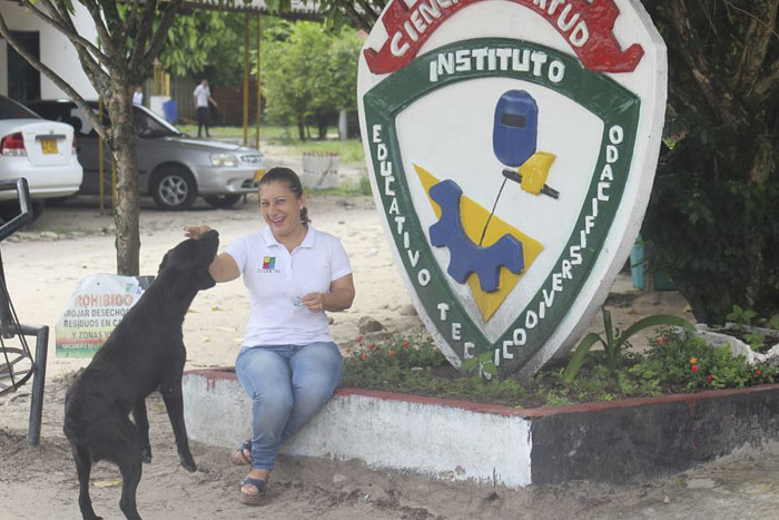 After Seeing Students Use Money To Buy Food, Dog Uses Leaves To Get Some Too After Seeing Students Use Money To Buy Food, Dog Uses Leaves To Get Some Too