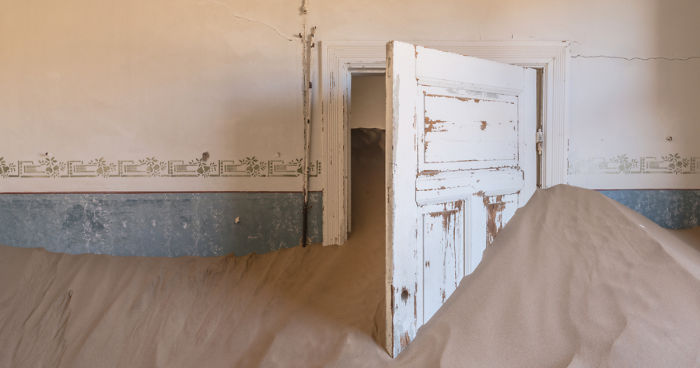I Photographed An Abandoned Mining Village Sunken In Sand And Lost In The Namibian Desert