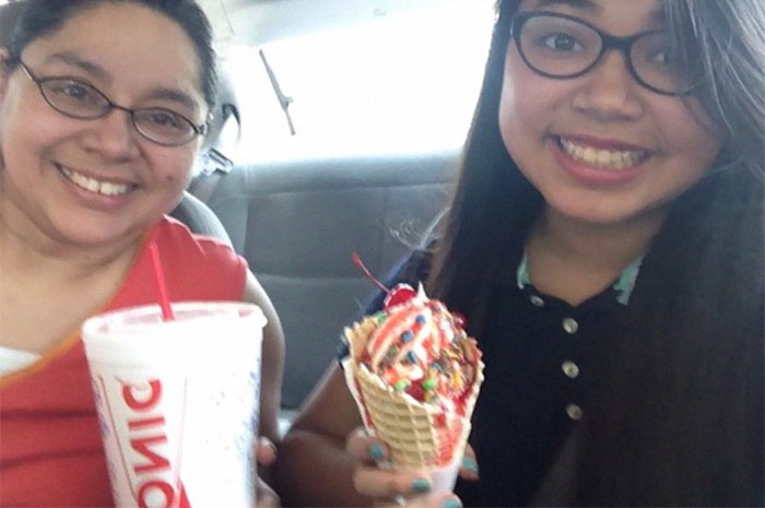 This Girl Has Been Taking The Same Photos With Her Mom For 4 Years, But The Last Pic Broke Everyone's Hearts This Girl Has Been Taking The Same Photos With Her Mom For 4 Years, But The Last Pic Broke Everyone's Hearts