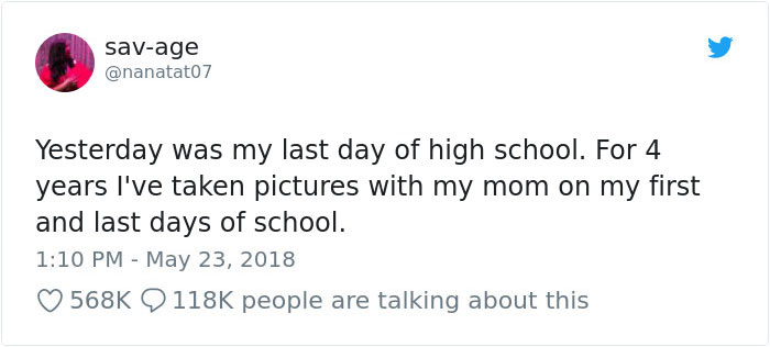 This Girl Has Been Taking The Same Photos With Her Mom For 4 Years, But The Last Pic Broke Everyone's Hearts This Girl Has Been Taking The Same Photos With Her Mom For 4 Years, But The Last Pic Broke Everyone's Hearts