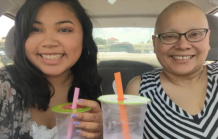 This Girl Has Been Taking The Same Photos With Her Mom For 4 Years, But The Last Pic Broke Everyone's Hearts This Girl Has Been Taking The Same Photos With Her Mom For 4 Years, But The Last Pic Broke Everyone's Hearts