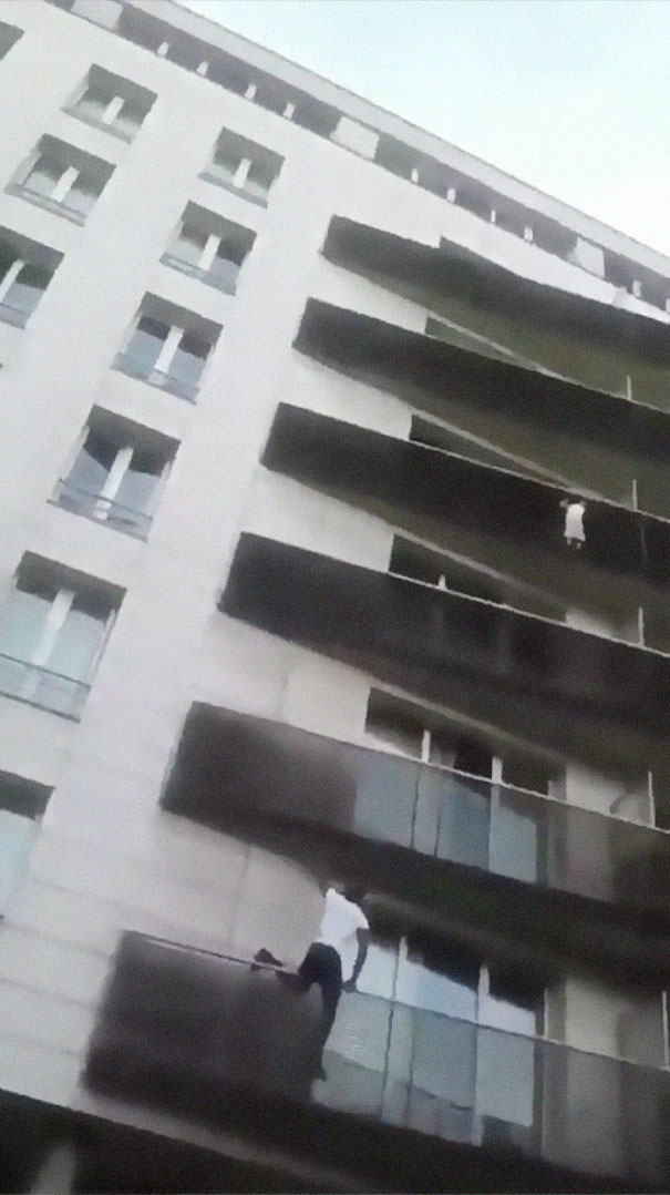 African Immigrant Climbs 4 Storeys With His Bare Hands In Less Than 30 Secs To Save 4-Year-Old Dangling From Balcony African Immigrant Climbs 4 Storeys With His Bare Hands In Less Than 30 Secs To Save 4-Year-Old Dangling From Balcony