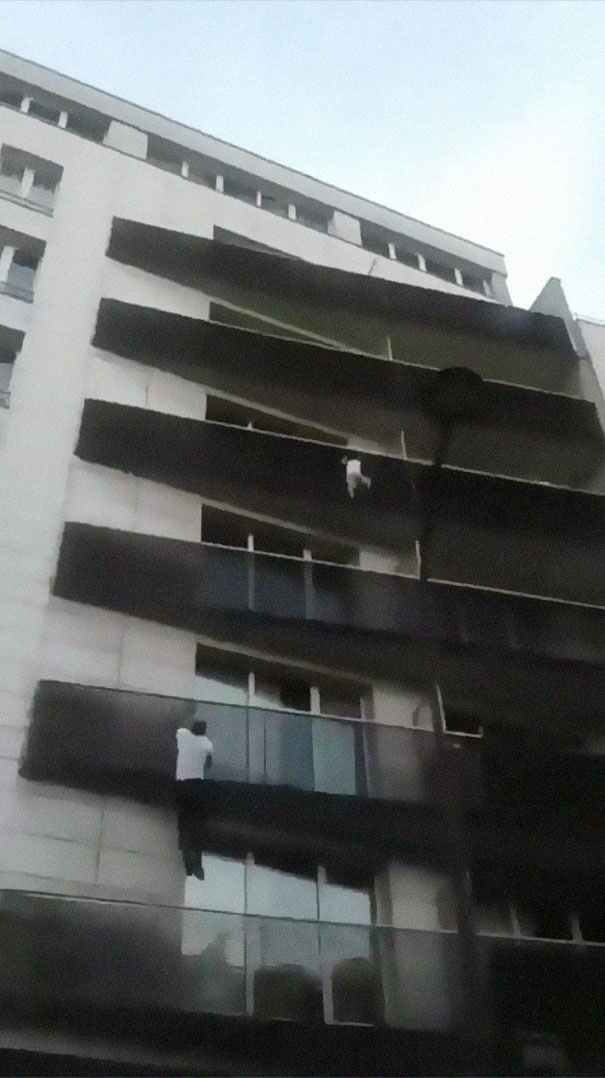 African Immigrant Climbs 4 Storeys With His Bare Hands In Less Than 30 Secs To Save 4-Year-Old Dangling From Balcony African Immigrant Climbs 4 Storeys With His Bare Hands In Less Than 30 Secs To Save 4-Year-Old Dangling From Balcony