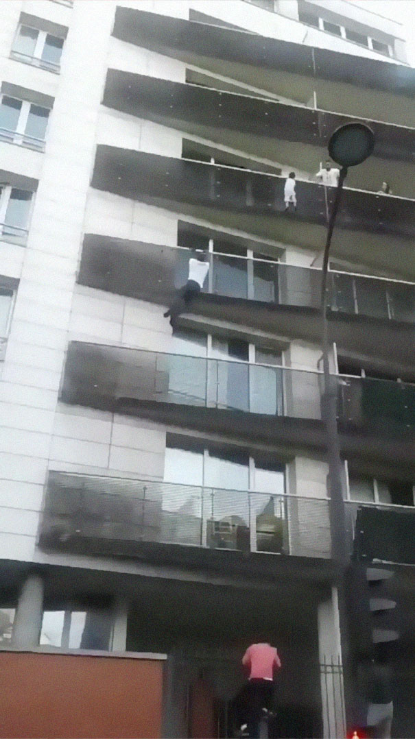African Immigrant Climbs 4 Storeys With His Bare Hands In Less Than 30 Secs To Save 4-Year-Old Dangling From Balcony African Immigrant Climbs 4 Storeys With His Bare Hands In Less Than 30 Secs To Save 4-Year-Old Dangling From Balcony