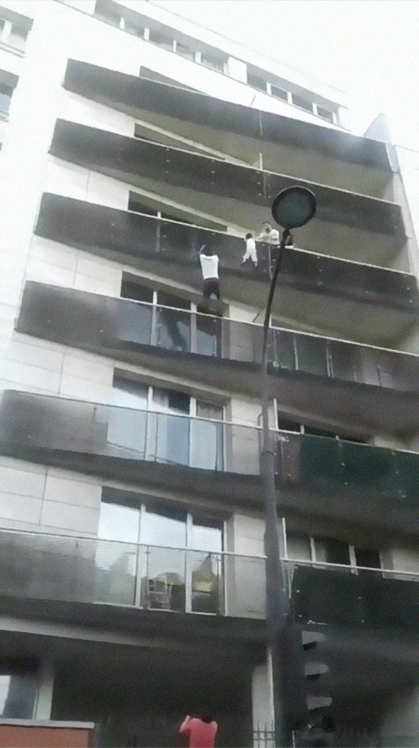 African Immigrant Climbs 4 Storeys With His Bare Hands In Less Than 30 Secs To Save 4-Year-Old Dangling From Balcony African Immigrant Climbs 4 Storeys With His Bare Hands In Less Than 30 Secs To Save 4-Year-Old Dangling From Balcony