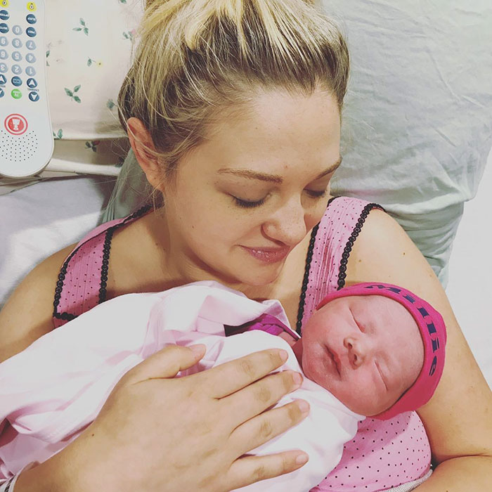 Soldier Breaks Down In Front Of Everybody When He Answers A Call From His Pregnant Wife Soldier Breaks Down In Front Of Everybody When He Answers A Call From His Pregnant Wife