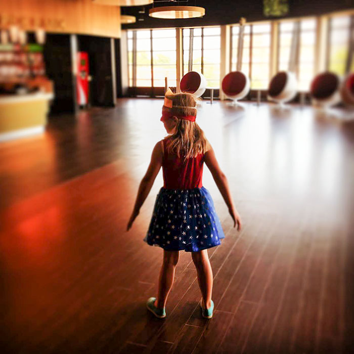 Girl Crushes Gender Norms With Her Costume For School Medieval Feast, Inspired By Her Historian Dad Girl Crushes Gender Norms With Her Costume For School Medieval Feast, Inspired By Her Historian Dad