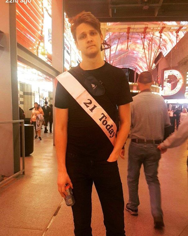 Girlfriend Caught A Pickpocket In Action