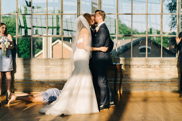 Groom's Sister Passed Out At The Exact Moment The Judge Said "You May Kiss The Bride"