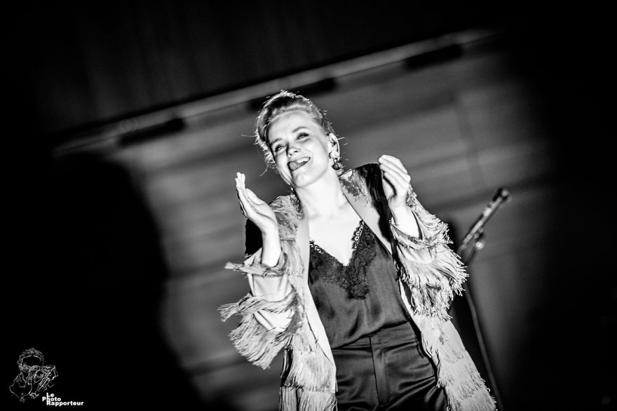 On Saturday, April 28, 2018 At 8:51pm, Norwegian Singer Ane Brun Flashed A Mischievous Glance At The Photographer Whose Presence She Had Just Noticed In Front Of The Stage