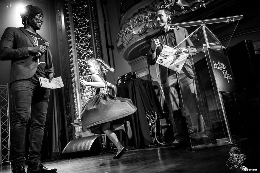 On Wednesday, May 30th 2018 At 8:56pm, A Young Girl Was Receiving A Grant From The Société De Saint-Vincent De Paul De Montréal To Reward Her Perseverance In School