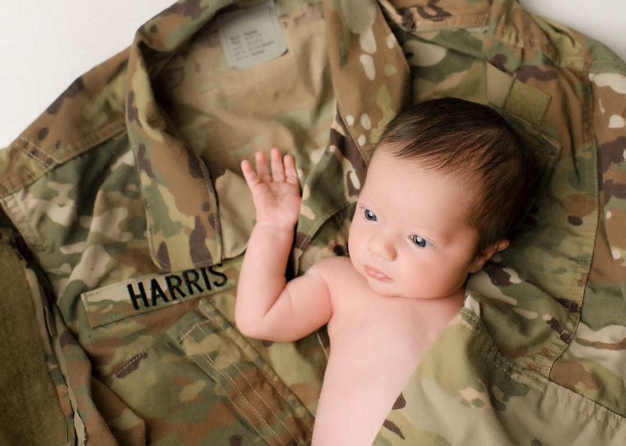 Pictures From Photoshoot Of Army 'Brothers' And Baby Daughter Of A Fallen Soldier Went Viral And It's Clear Why Pictures From Photoshoot Of Army 'Brothers' And Baby Daughter Of A Fallen Soldier Went Viral And It's Clear Why