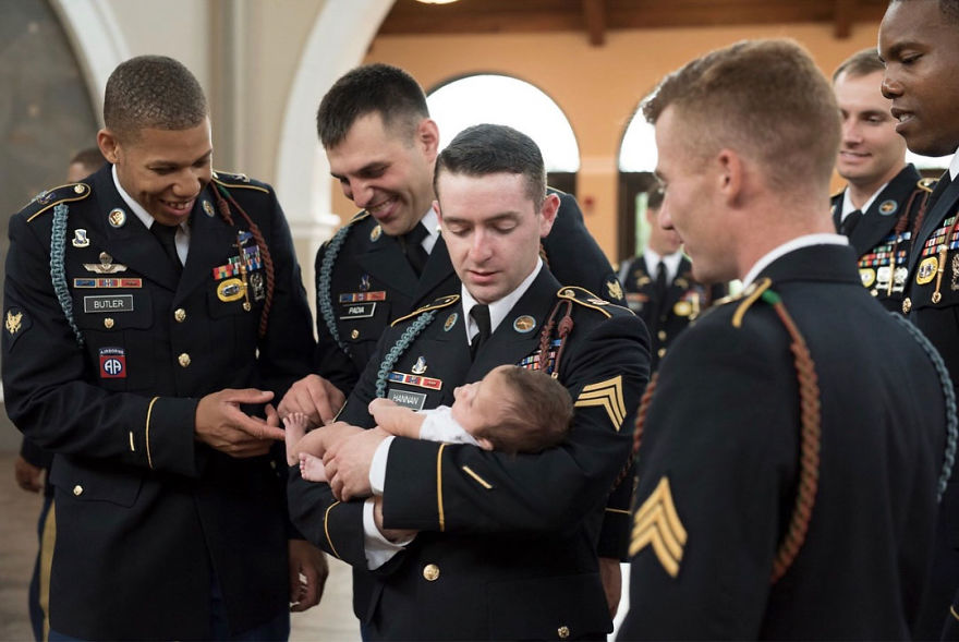 Pictures From Photoshoot Of Army 'Brothers' And Baby Daughter Of A Fallen Soldier Went Viral And It's Clear Why Pictures From Photoshoot Of Army 'Brothers' And Baby Daughter Of A Fallen Soldier Went Viral And It's Clear Why