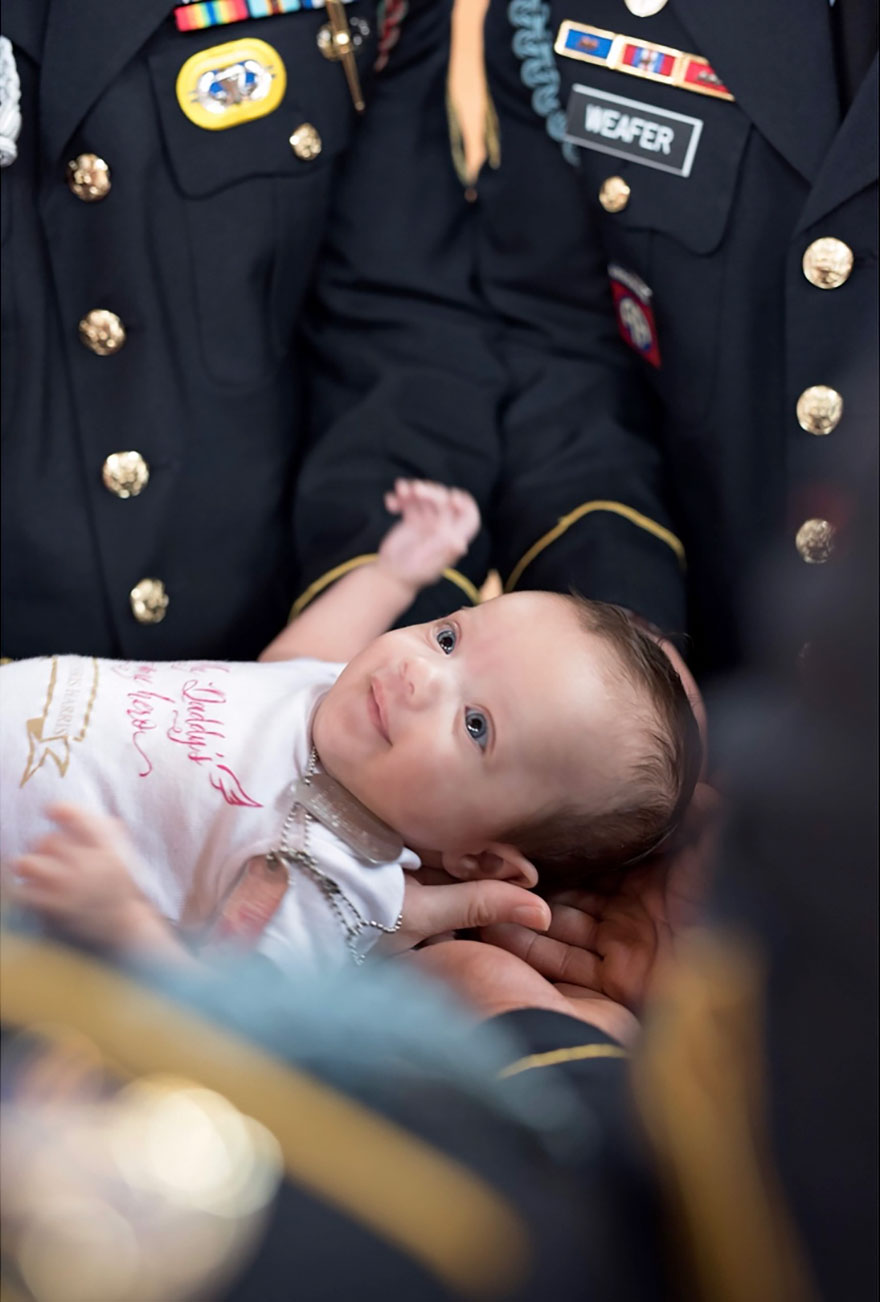 Pictures From Photoshoot Of Army 'Brothers' And Baby Daughter Of A Fallen Soldier Went Viral And It's Clear Why Pictures From Photoshoot Of Army 'Brothers' And Baby Daughter Of A Fallen Soldier Went Viral And It's Clear Why