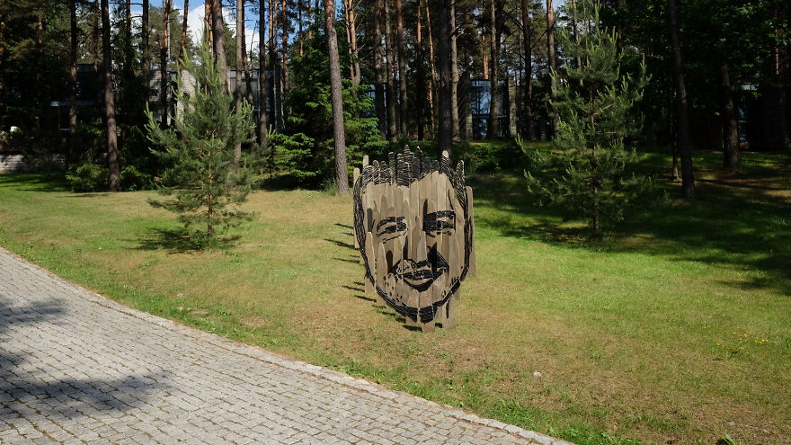 Artist Creates Multidimensional Sculpture: You Have To Be On The Right Spot To See It