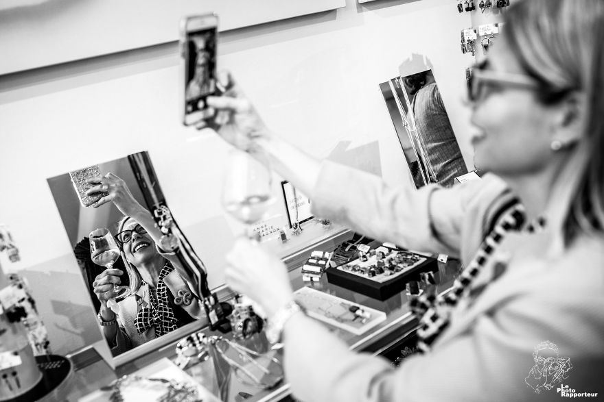 On Thursday, May 3rd 2018 At 7:02pm, A Woman Drinking A Glass Of White Wine Was Having Such A Good Time She Decided To Immortalize It With A Selfie