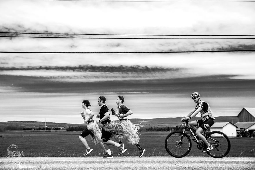 Somewhere Between Québec City And Trois-Rivières, On Saturday, May 12th 2018 At 12:02pm, Three Runners Wearing Hawaiian Dresses Were Running Along The Road