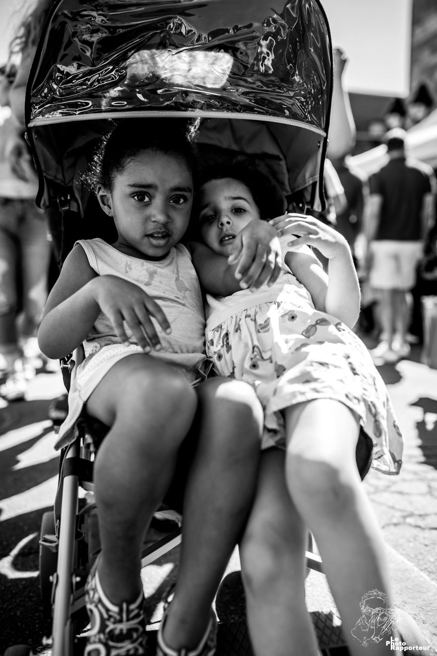 On Saturday, June 2nd 2018 At 3:50pm, Two Little Girls Were Sharing The Seat Of A Stroller, Without Making Any Fuss
