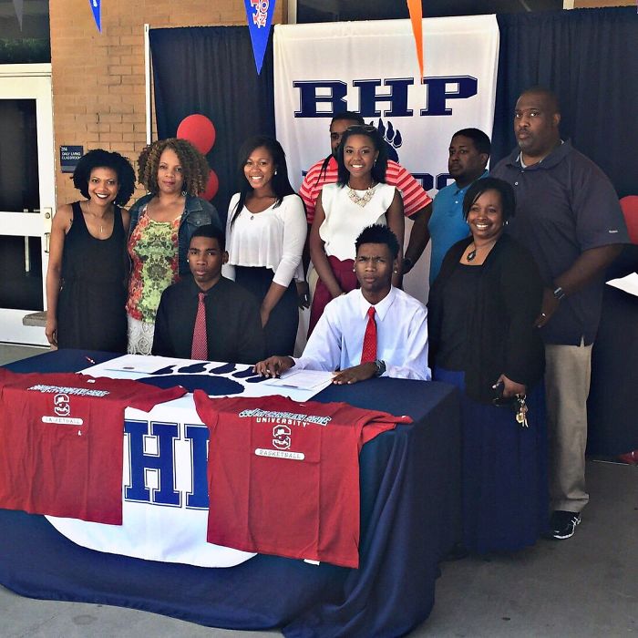 The Way These Identical Twins Handled School Yearbook's Photoshoot Will Make You Regret You're One Of A Kind