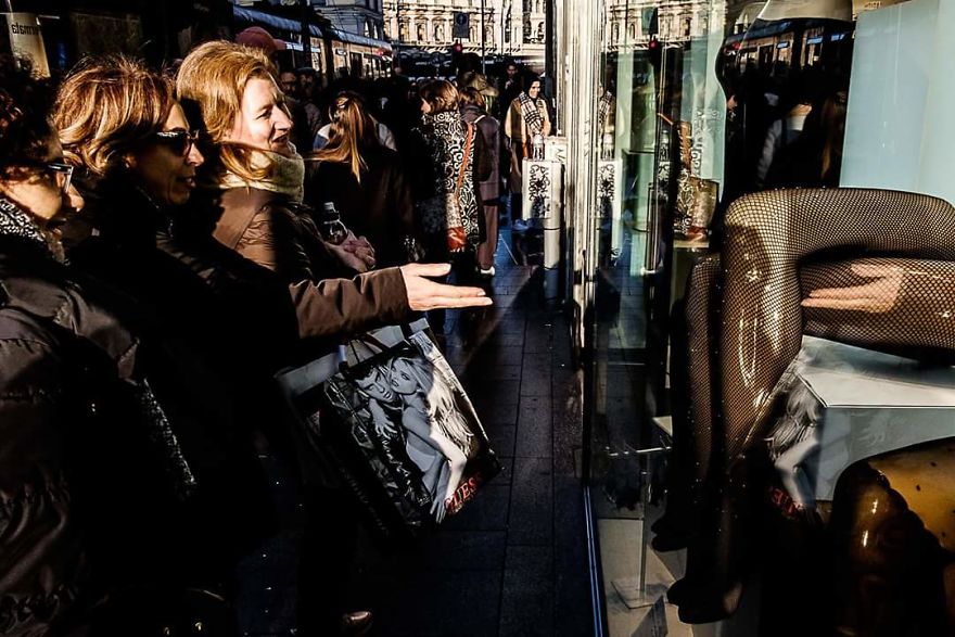 Photographer Captures The Gritty Spirt Of Milano In Candid Photos