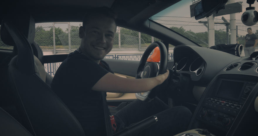 This Man Is Driving Lamborghini Gallardo With No Arms! This Man Is Driving Lamborghini Gallardo With No Arms!