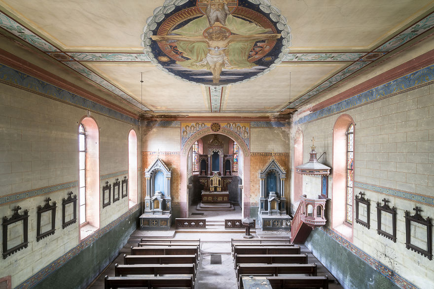 15 Photos Of Abandoned Houses Of God 15 Photos Of Abandoned Houses Of God