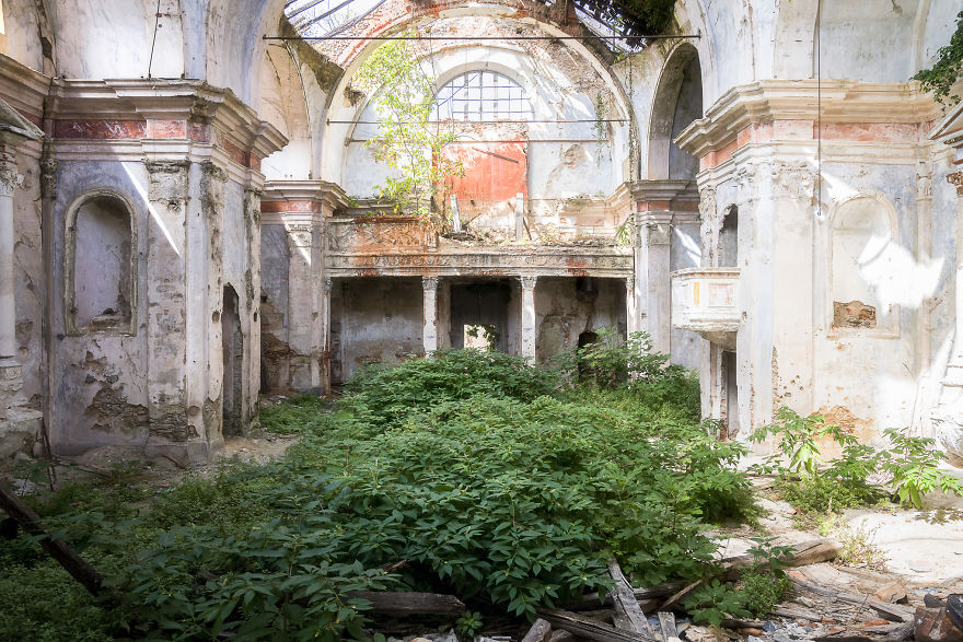 15 Photos Of Abandoned Houses Of God 15 Photos Of Abandoned Houses Of God