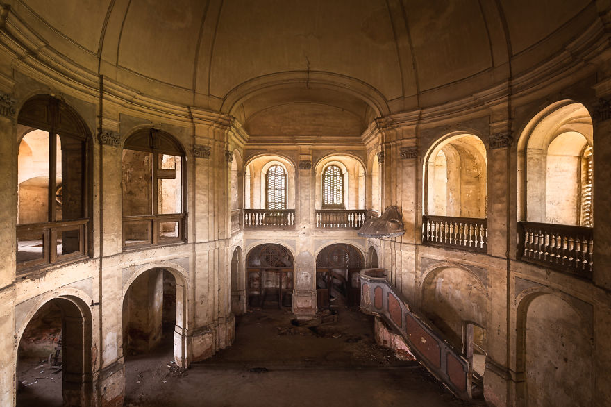 15 Photos Of Abandoned Houses Of God