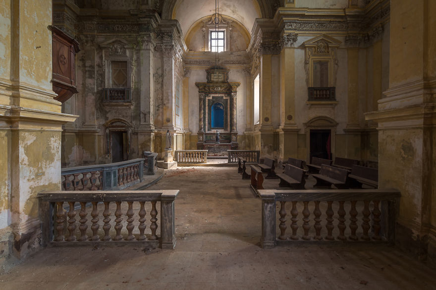 15 Photos Of Abandoned Houses Of God 15 Photos Of Abandoned Houses Of God
