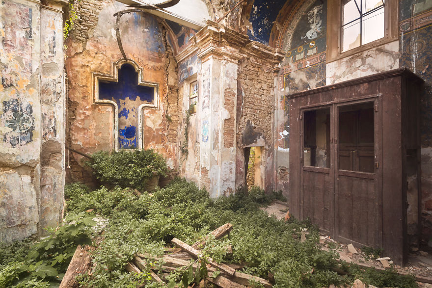 15 Photos Of Abandoned Houses Of God 15 Photos Of Abandoned Houses Of God