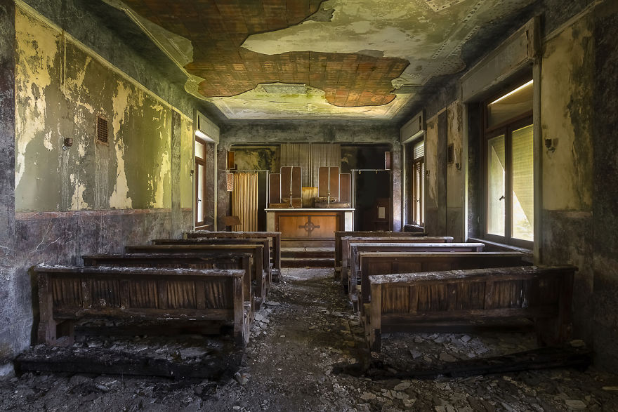 15 Photos Of Abandoned Houses Of God