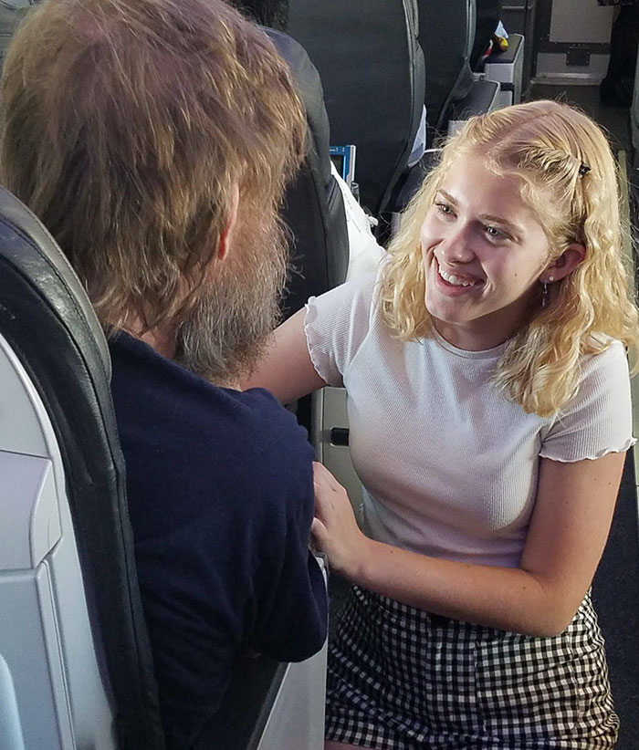 deaf-blind-man-flight-help-alaskaair-clara-daly-tim-cook-13 deaf-blind-man-flight-help-alaskaair-clara-daly-tim-cook-13