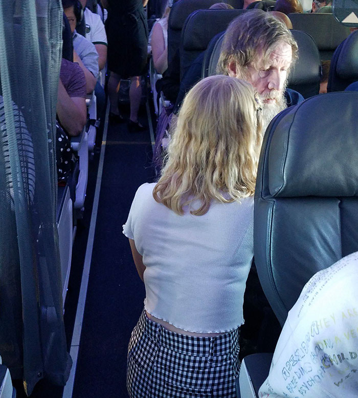 deaf-blind-man-flight-help-alaskaair-clara-daly-tim-cook-14 deaf-blind-man-flight-help-alaskaair-clara-daly-tim-cook-14