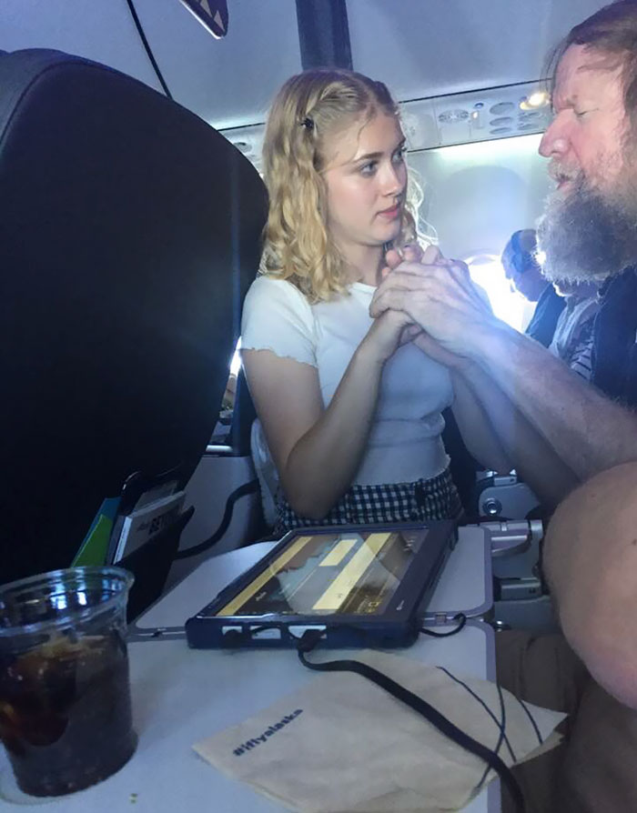 deaf-blind-man-flight-help-alaskaair-clara-daly-tim-cook-26 deaf-blind-man-flight-help-alaskaair-clara-daly-tim-cook-26