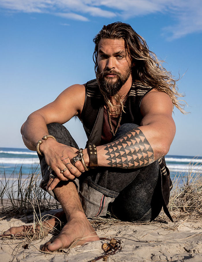 Husband Refuses To Stay Out Of His Wife's Picture With Jason Momoa, And The Final Pic Will Make You Laugh Husband Refuses To Stay Out Of His Wife's Picture With Jason Momoa, And The Final Pic Will Make You Laugh