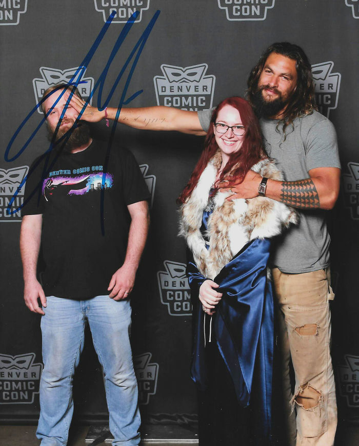 Husband Refuses To Stay Out Of His Wife's Picture With Jason Momoa, And The Final Pic Will Make You Laugh Husband Refuses To Stay Out Of His Wife's Picture With Jason Momoa, And The Final Pic Will Make You Laugh