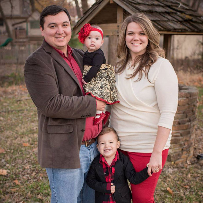 Woman Notices Man Next To Her Is Texting Someone That He's Sitting Next To 'Smelly Fatty', And It Escalates Quickly