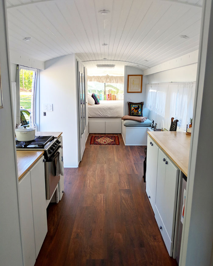 Woman Spends 3 Years Converting Old Bus Into Mobile Home, And It Looks Better Than Most Apartments Woman Spends 3 Years Converting Old Bus Into Mobile Home, And It Looks Better Than Most Apartments