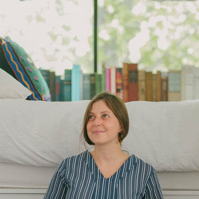 Woman Spends 3 Years Converting Old Bus Into Mobile Home, And It Looks Better Than Most Apartments Woman Spends 3 Years Converting Old Bus Into Mobile Home, And It Looks Better Than Most Apartments