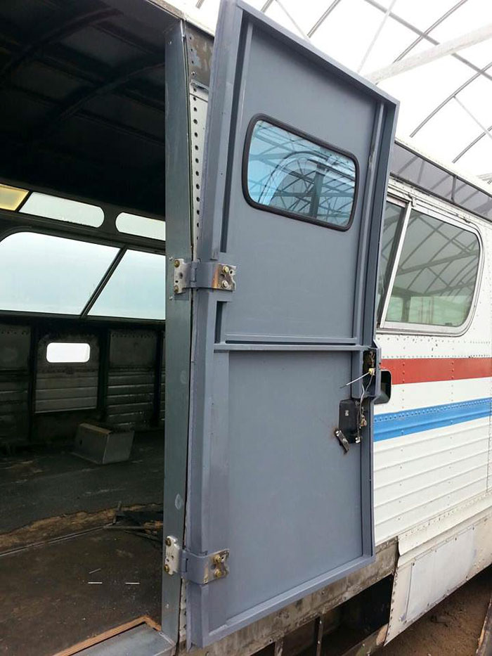 Woman Spends 3 Years Converting Old Bus Into Mobile Home, And It Looks Better Than Most Apartments Woman Spends 3 Years Converting Old Bus Into Mobile Home, And It Looks Better Than Most Apartments