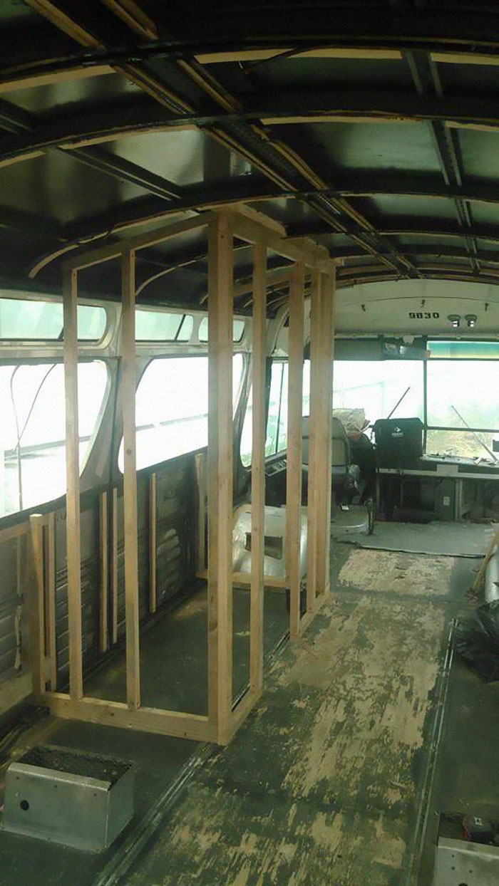 Woman Spends 3 Years Converting Old Bus Into Mobile Home, And It Looks Better Than Most Apartments Woman Spends 3 Years Converting Old Bus Into Mobile Home, And It Looks Better Than Most Apartments