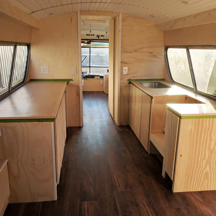 Woman Spends 3 Years Converting Old Bus Into Mobile Home, And It Looks Better Than Most Apartments Woman Spends 3 Years Converting Old Bus Into Mobile Home, And It Looks Better Than Most Apartments