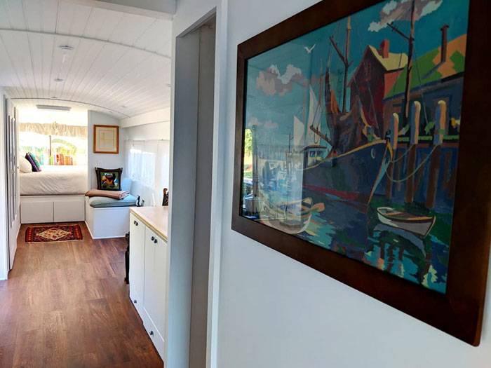 Woman Spends 3 Years Converting Old Bus Into Mobile Home, And It Looks Better Than Most Apartments Woman Spends 3 Years Converting Old Bus Into Mobile Home, And It Looks Better Than Most Apartments